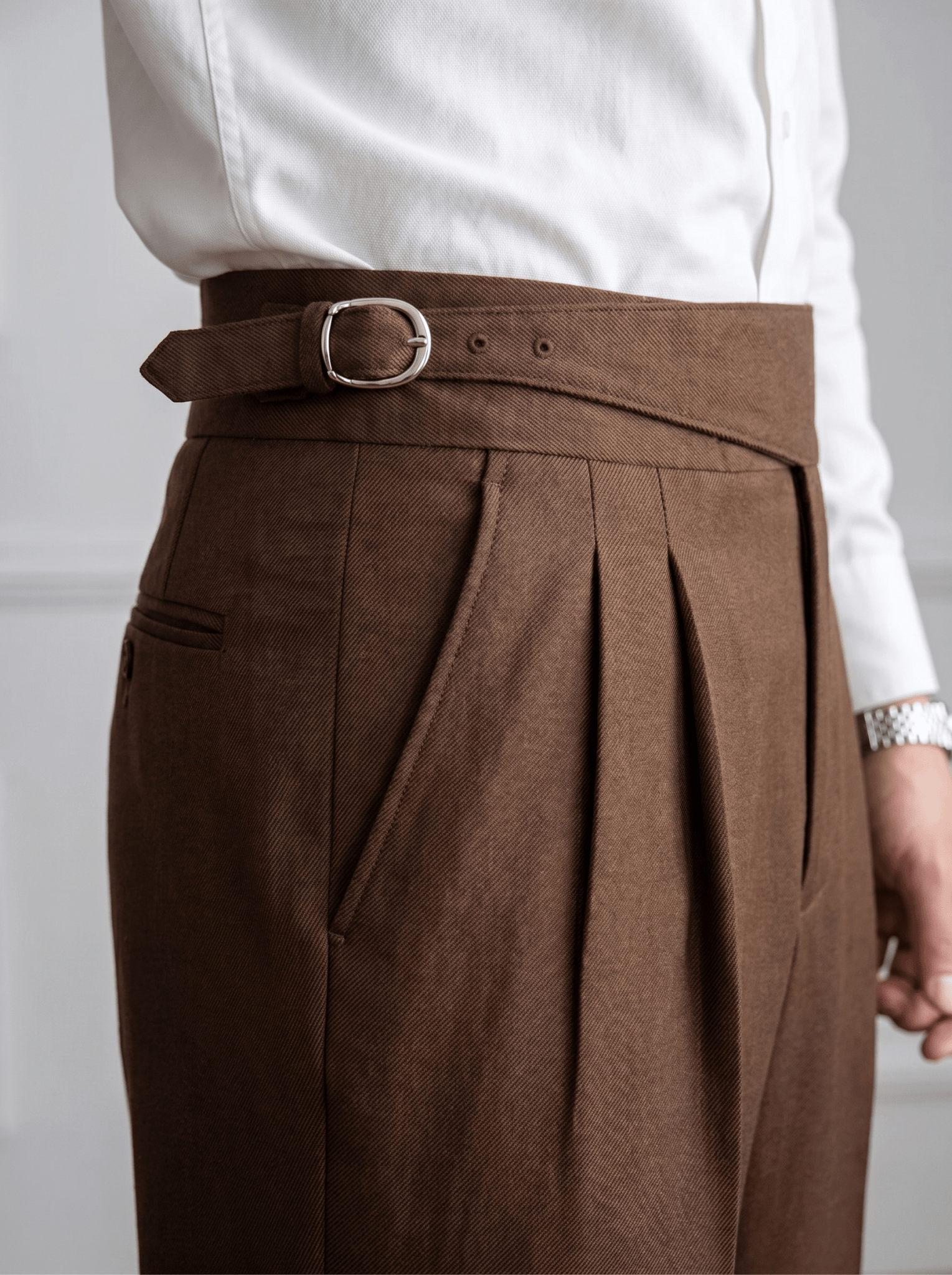 Pantalón Astor™ – Corte Sartorial con Cinturilla Gurkha