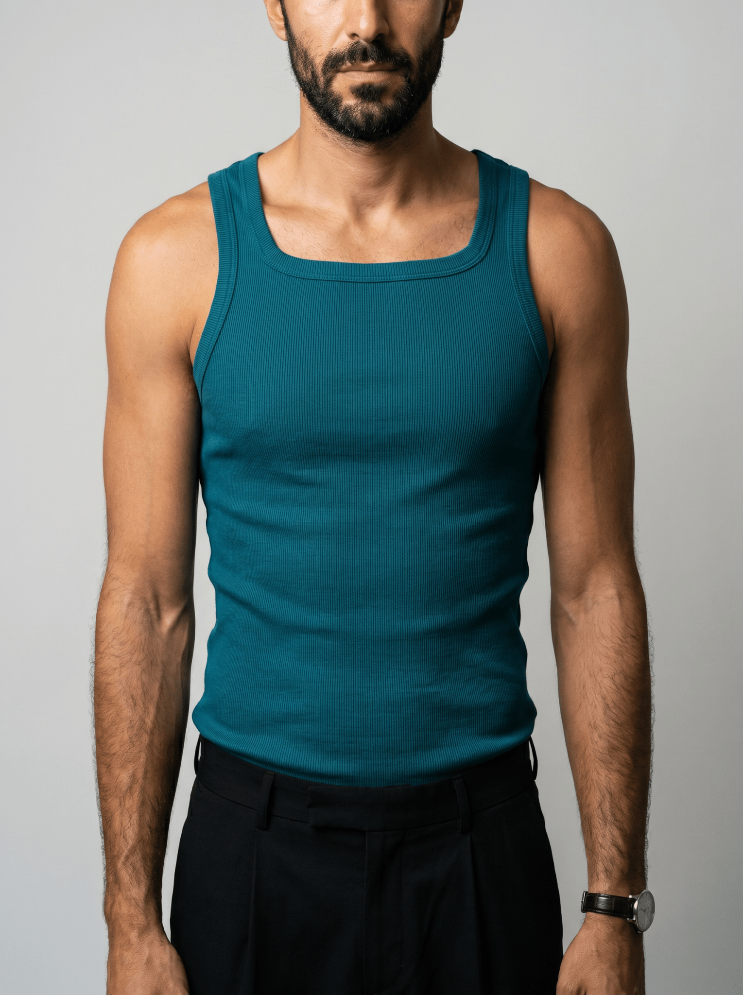 Camiseta Kael™ – Canalé Estructurado con Cuello Cuadrado