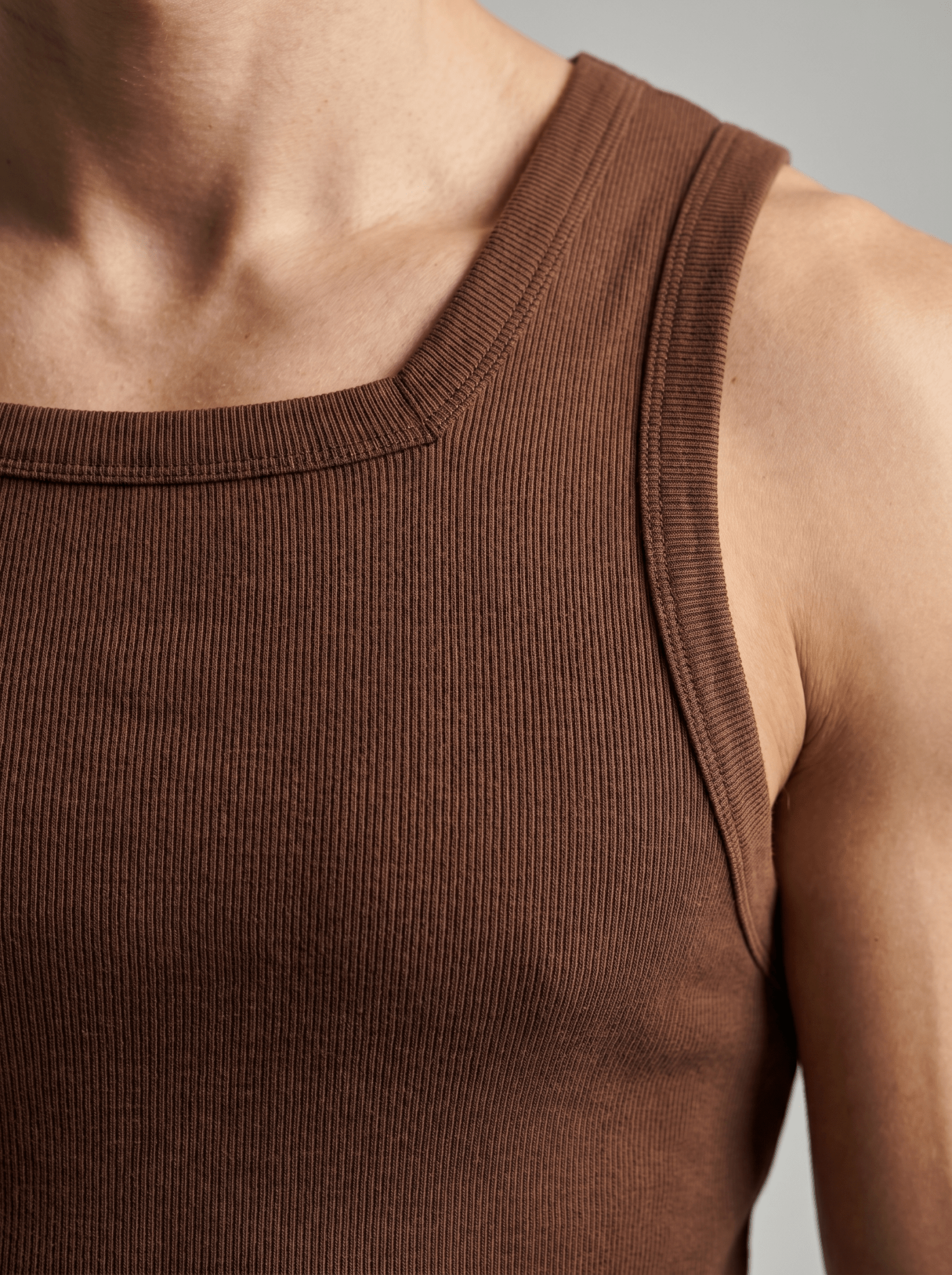 Camiseta Kael™ – Canalé Estructurado con Cuello Cuadrado