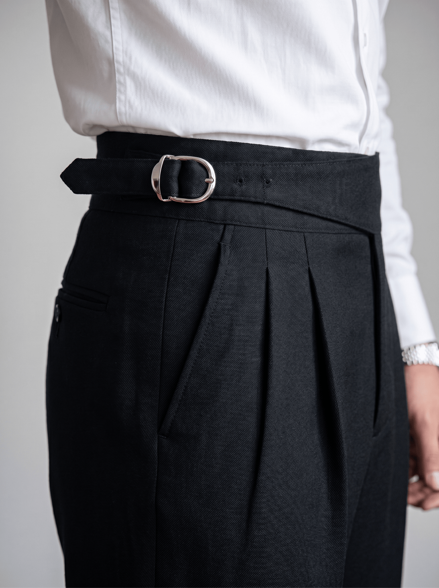 Pantalón Astor™ – Corte Sartorial con Cinturilla Gurkha